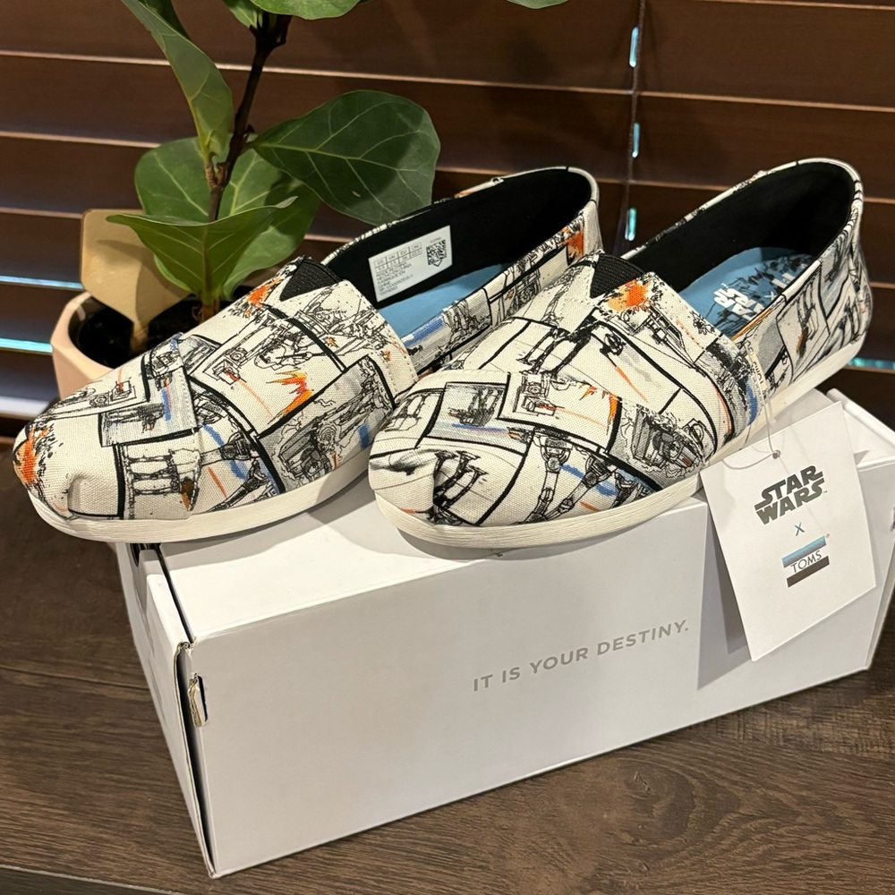 NWT Toms Women’s Classic White Star Wars At-At Canvas Print Slip-On - size 5.5